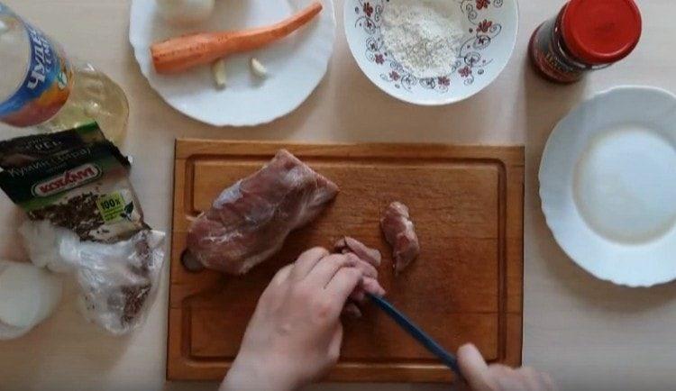 Leikkaa sianliha viipaleiksi.