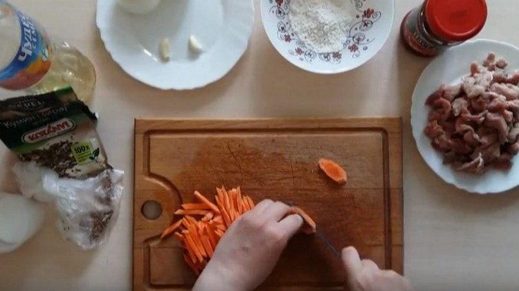 Морковите могат да бъдат нарязани на тънки ивици.