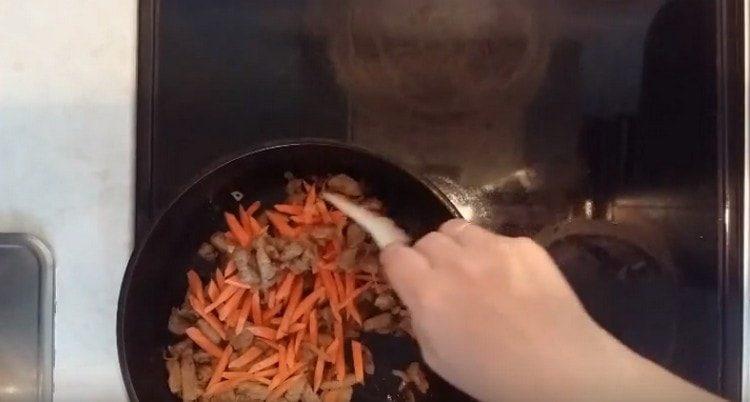 Į keptuvę įpilkite morkų.