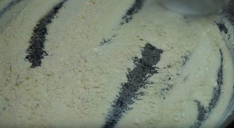 friggere la farina in una padella separata.