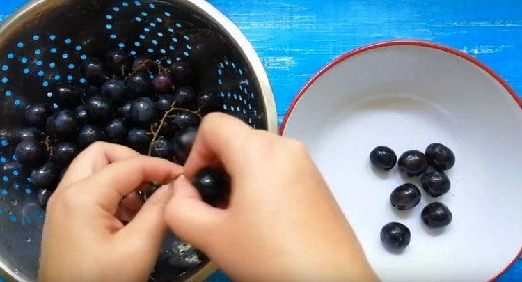 Laviamo l'uva e separiamo le bacche dai grappoli.