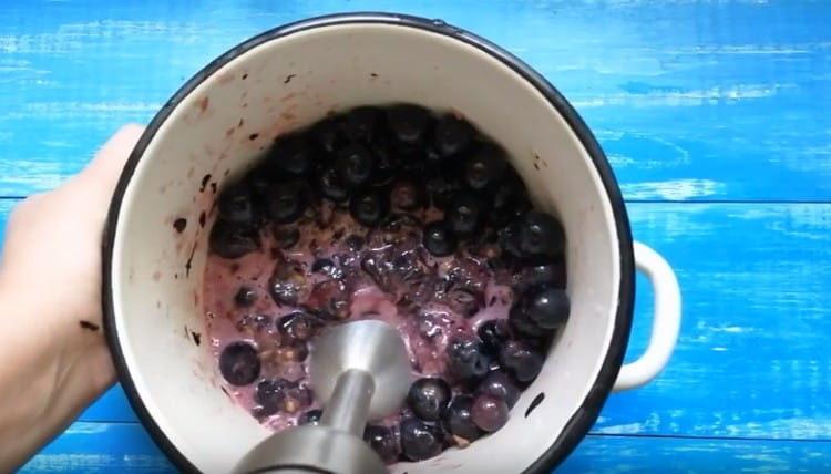 Die Trauben mit einem Mixer leicht unterbrechen.