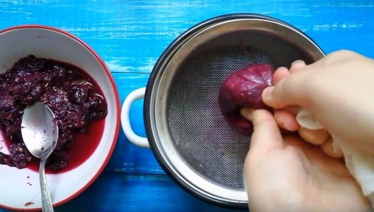 Usando una garza, spremere il succo d'uva.