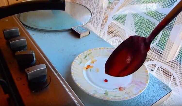 Варете сладкото, докато се сгъсти, за да не се разпространи върху чиния, ако капнете няколко капки върху него.