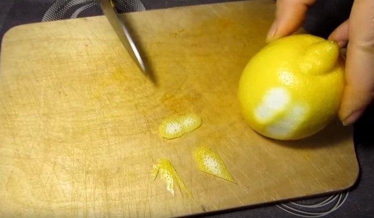 Pinong tumaga ang lemon zest.