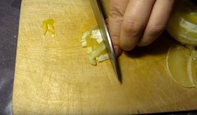 Das Fruchtfleisch einer Zitrone in einen kleinen Würfel schneiden.