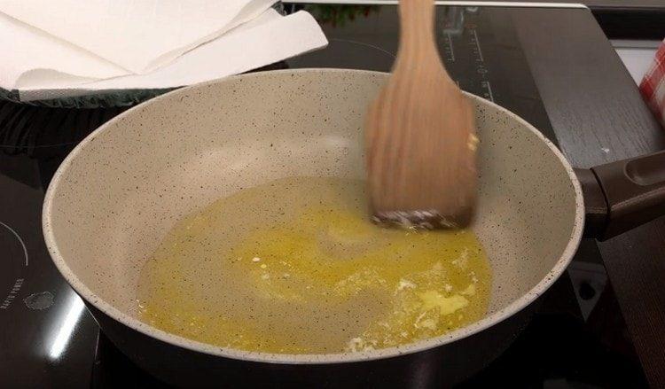 Scaldiamo la padella, versiamo l'olio vegetale, aggiungiamo un pezzo di crema.