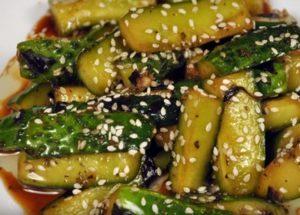 Koreai stílusú sült uborka főzése otthon: a legfinomabb recept lépésről lépésre.