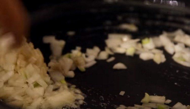 Friggere le cipolle in una padella.