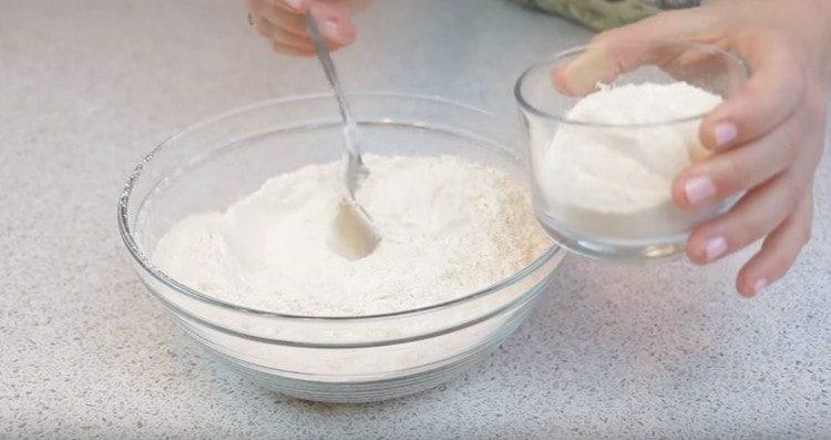 Пресейте брашното, изсипете малка част отделно.