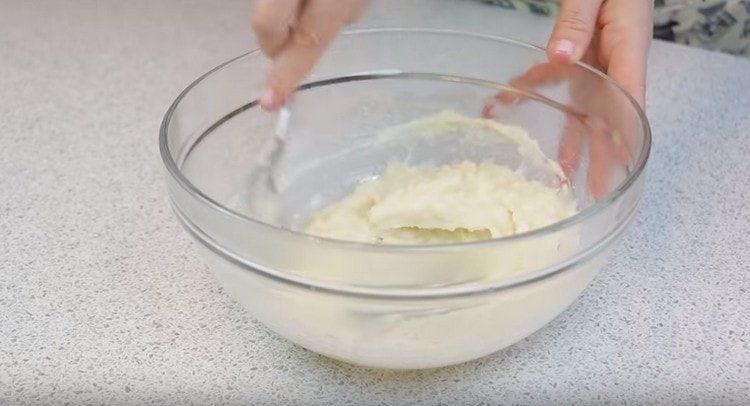 Versare la farina in acqua bollente e mescolare rapidamente.