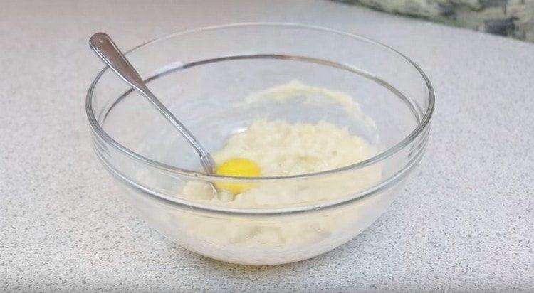 Προσθέστε βότκα και κρόκο αυγού στο κουτάλι.