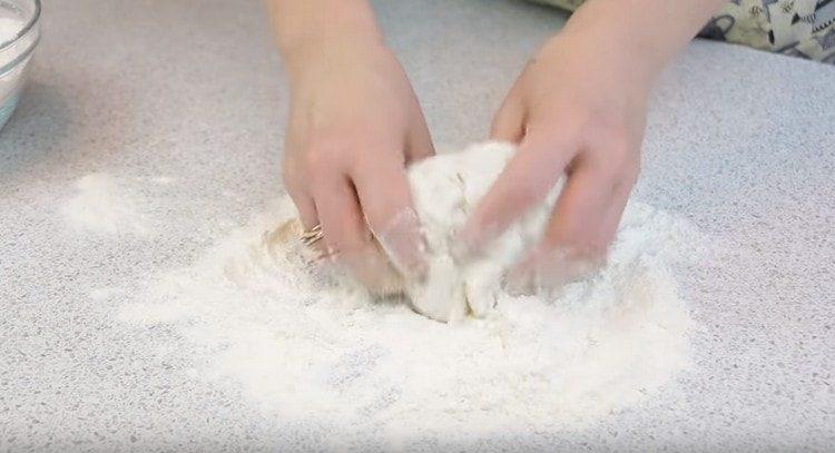 Impastiamo la pasta con la farina.