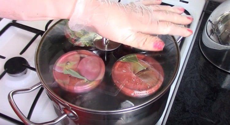 καλύψτε το τηγάνι με ένα καπάκι και αποστειρώστε τα βάζα.