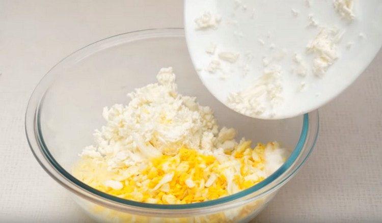 Προσθέστε το τριμμένο τυρί στα αυγά.