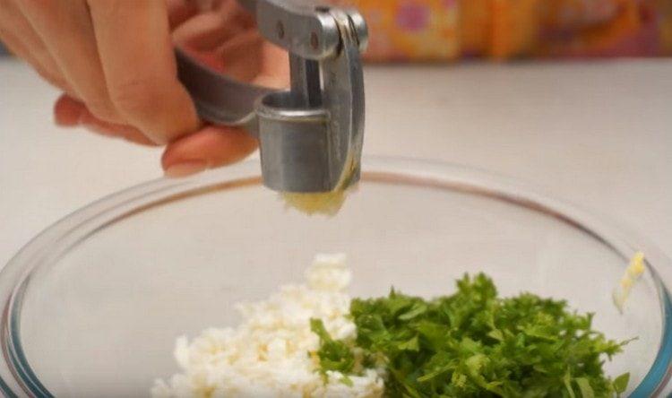 Do náplně přidejte nasekanou petrželku, vytlačte česnek.