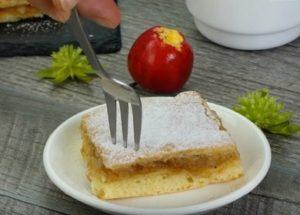 Pečeme úžasně lahodný želé koláč s jablky podle receptu s fotografiemi krok za krokem.