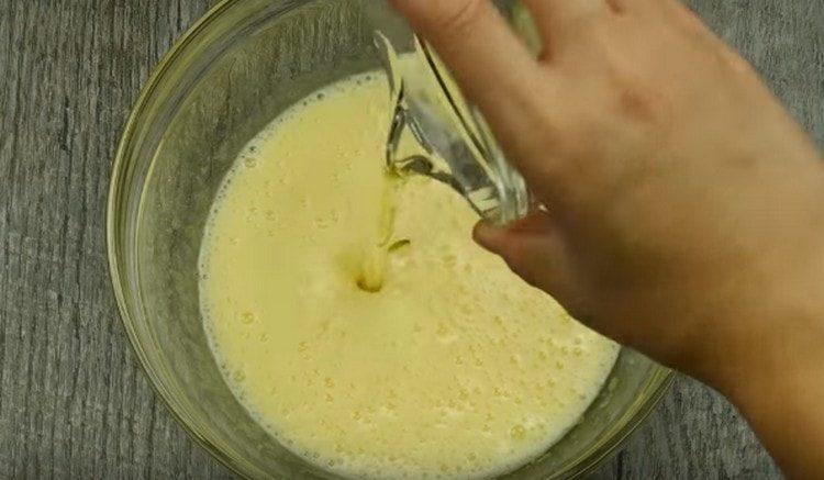 Do vaječné hmoty přidejte rostlinný olej.
