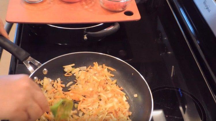 Faire frire les oignons, les carottes, le céleri, les panais dans une casserole.