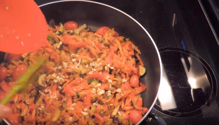 Alla fine della cottura, aggiungi l'aglio tritato al piatto.