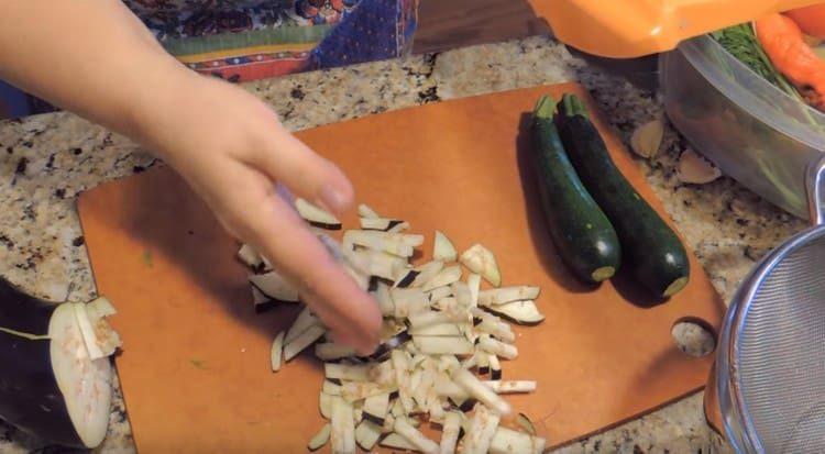 tagliare le melanzane e le zucchine a strisce.