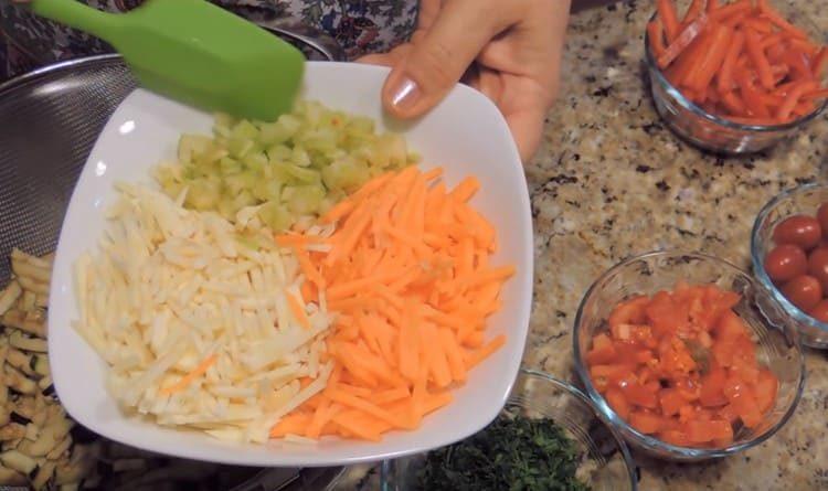 Κόβουμε τα καρότα, τη ρίζα του παστεριού με λεπτές λωρίδες, κόβουμε σέλινο και ζεστό πιπέρι.