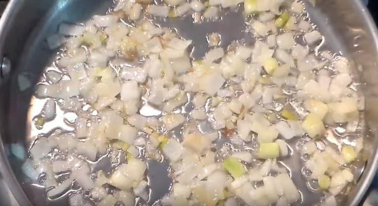 Macinare le cipolle e friggerle in una padella con olio vegetale.