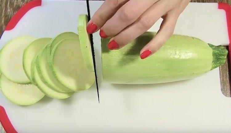 Die Zucchini in Kreise schneiden.
