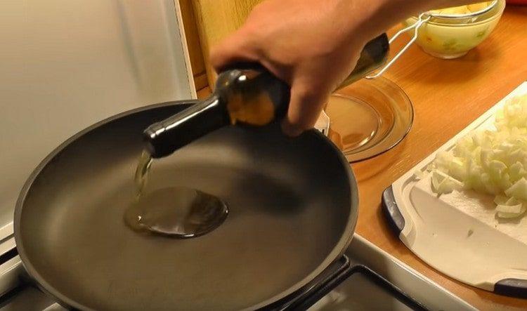 scaldare l'olio vegetale in una padella.