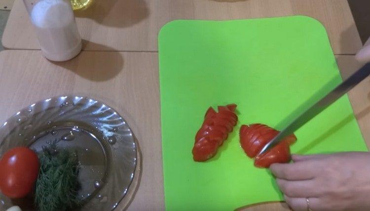 Wir schneiden Tomaten im selben Würfel.