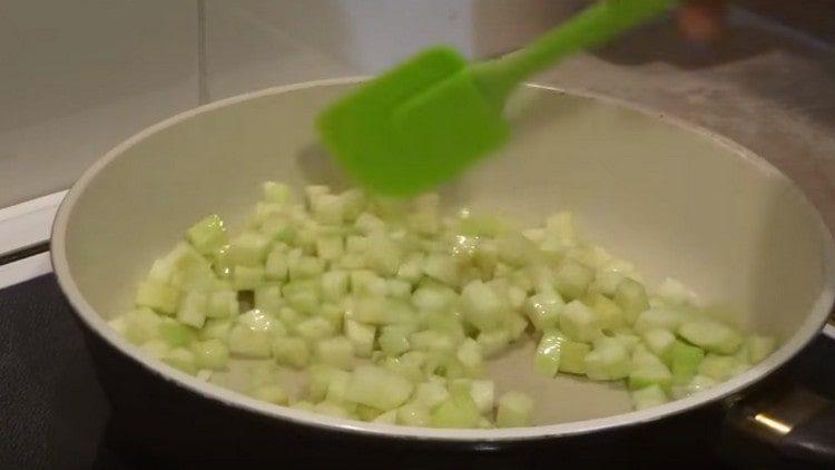 Friggere in una padella di zucchine.