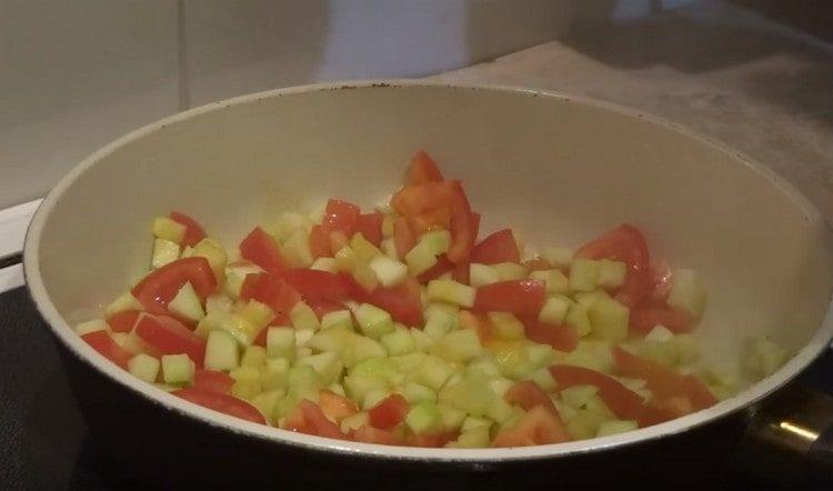 Į cukiniją įpilkite pomidorų.