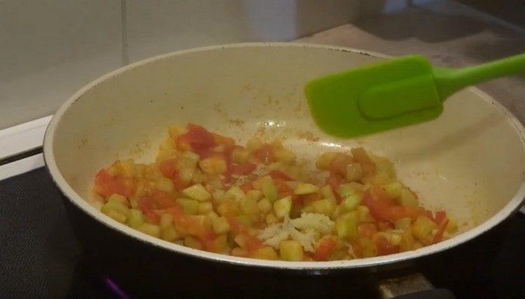 Stufare le verdure, aggiungere sale, pepe, aglio.