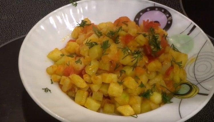Quando servi le zucchine in umido con pomodori e aglio, cospargi di aneto tritato.
