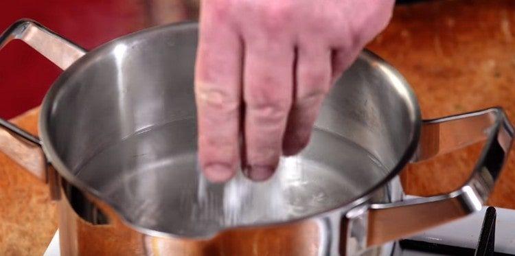 В тенджера докарайте водата до кипене, добавете много сол.