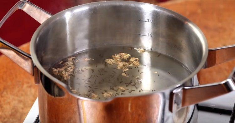Aggiungi semi di finocchio, coriandolo, pepe bianco all'acqua.