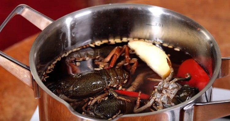 Kapag muling kumukulo ang tubig, ilagay ito sa crayfish.