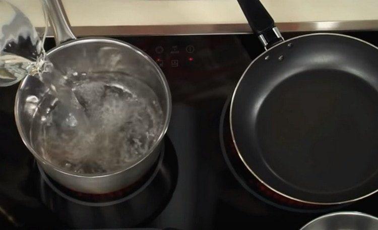 Ρίξτε νερό στο τηγάνι.