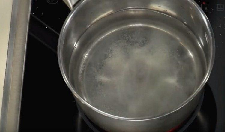 Salz zum kochenden Wasser geben.