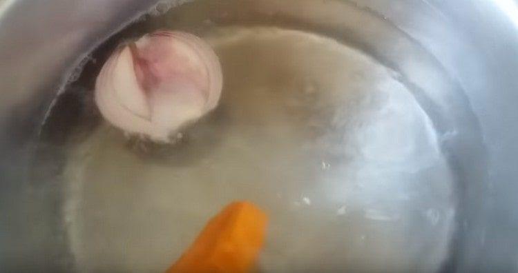 Portare l'acqua a ebollizione in una padella, aggiungere cipolle e carote, sale.