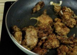 Csirkemáj főzése serpenyőben: egy egyszerű és ízletes recept egy fotóval.