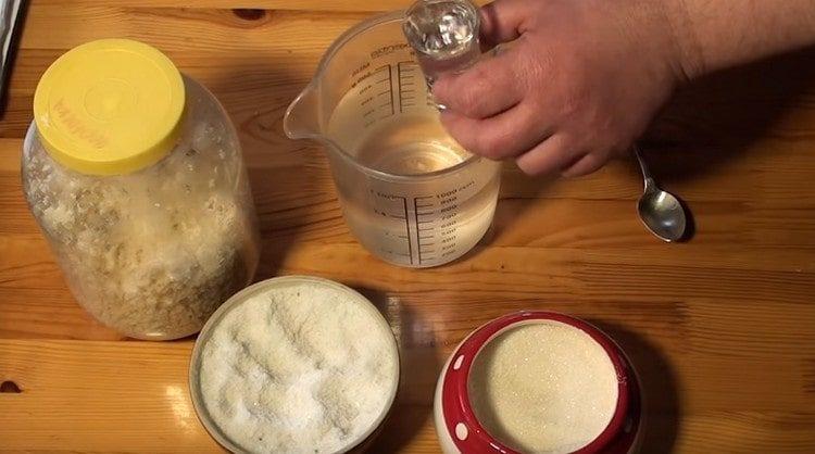 Διαλύετε αλάτι, ζάχαρη και ξύδι σε βραστό νερό.