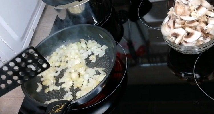 In una padella con olio vegetale, friggere le cipolle tritate.