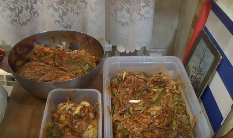 Podle tohoto receptu si můžete sami vyrobit korejské zelné kimchi v korejštině.