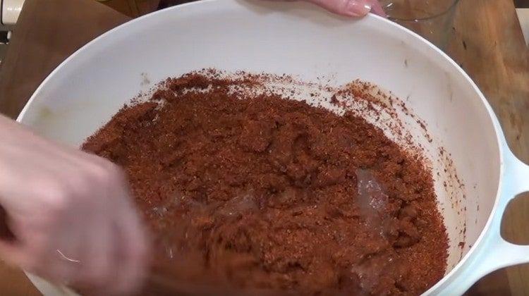 Προσθέστε ζεστό κόκκινο πιπέρι στην πάστα ρυζιού, ανακατέψτε.