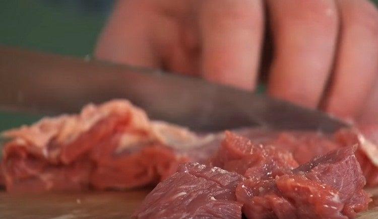 Nakrájejte hovězí maso na kousky.