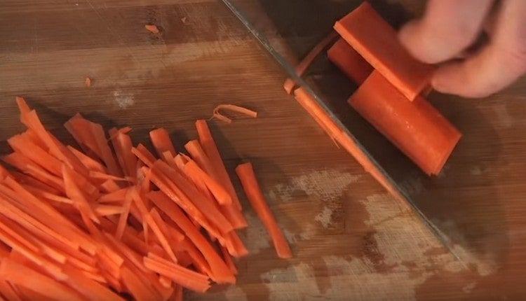 Tagliare le carote a strisce.