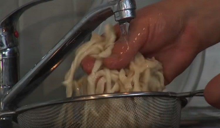 Laviamo i noodles finiti.