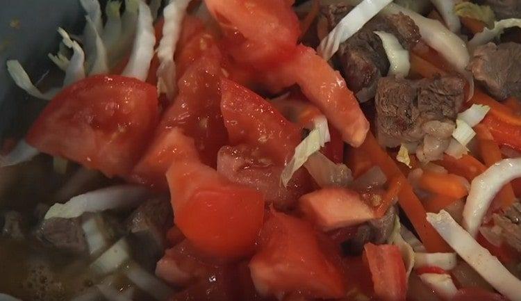 Добавете нарязания на ситно домат в чинията.