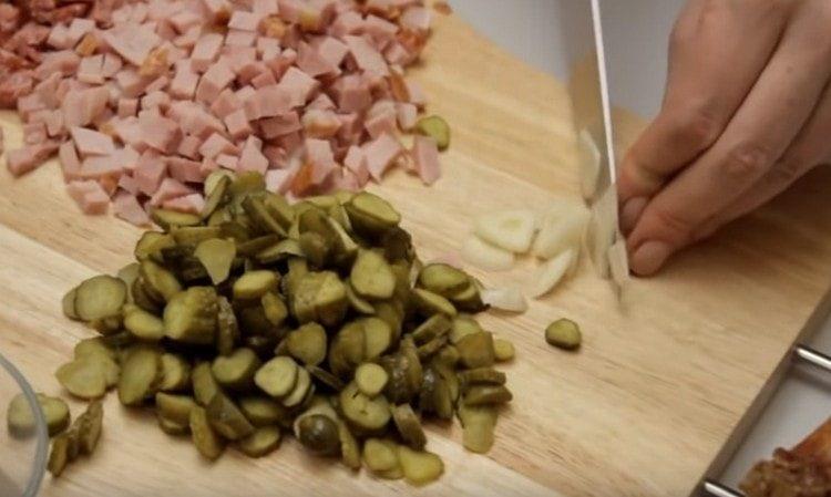 Taglia l'aglio a fettine sottili.